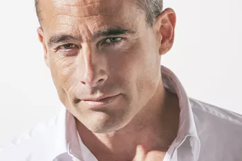 Mann nach einem Facelift in der Schönheitsklinik Berlin