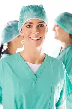 Lächelnde Ärztin in der Schönheitsklinik Berlin