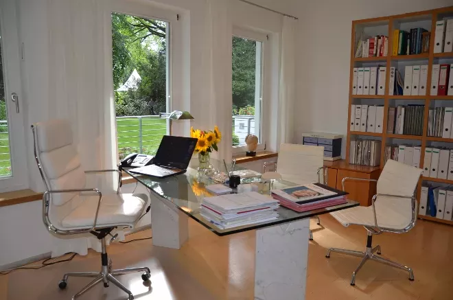 Arztsprechzimmer für Patientengespräche in der Schönheitsklinik Berlin