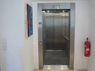 Moderner Aufzug im Gebäude der Schönheitsklinik Berlin