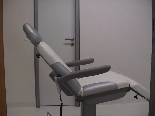 Moderner OP-Behandlungsstuhl in der Schönheitsklinik Berlin