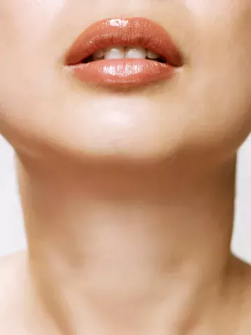 Ästhetische Kinnbehandlung in der Schönheitsklinik Berlin Detailaufnahme des weiblichen Kinns vor einer ästhetischen Behandlung in Berlin