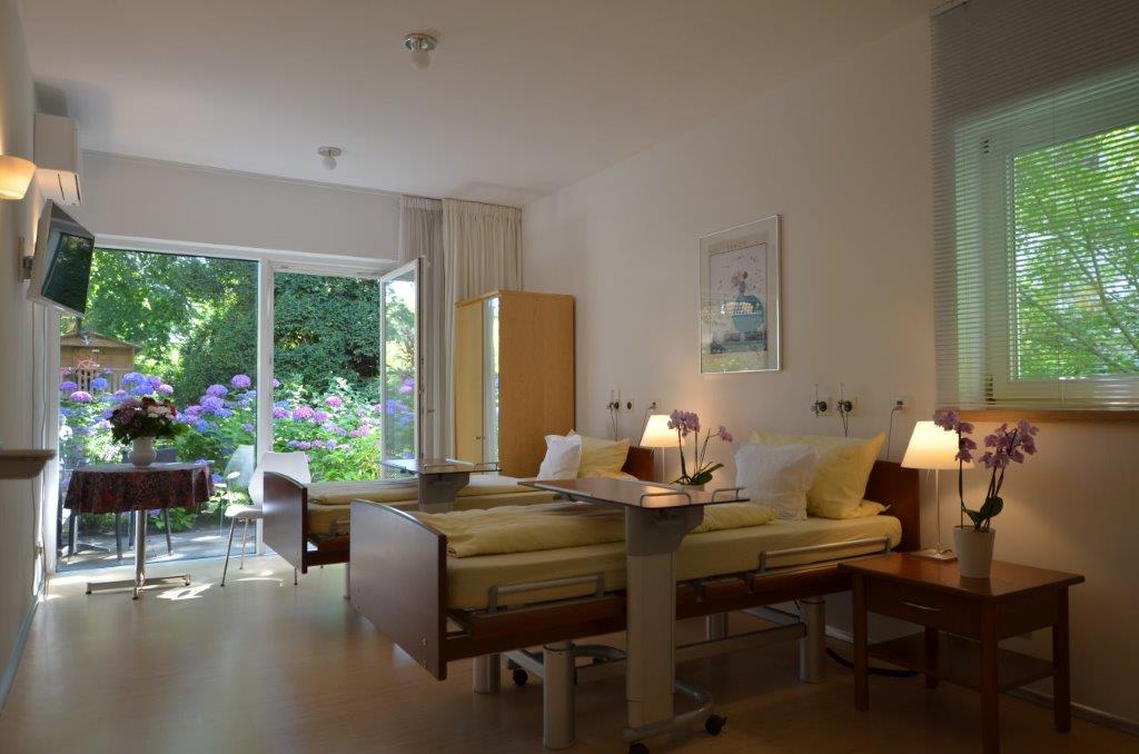 Modernes Patientenzimmer in einer Schönheitsklinik in Berlin