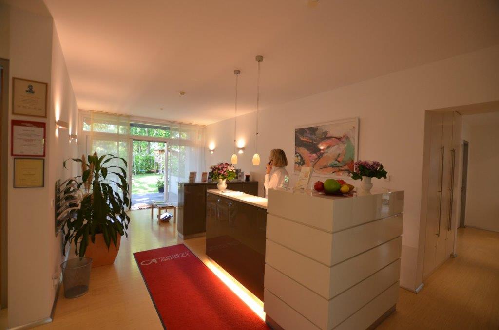 Beratung in einer Schönheitsklinik in Berlin vor einer ästhetischen Schönheitsoperation